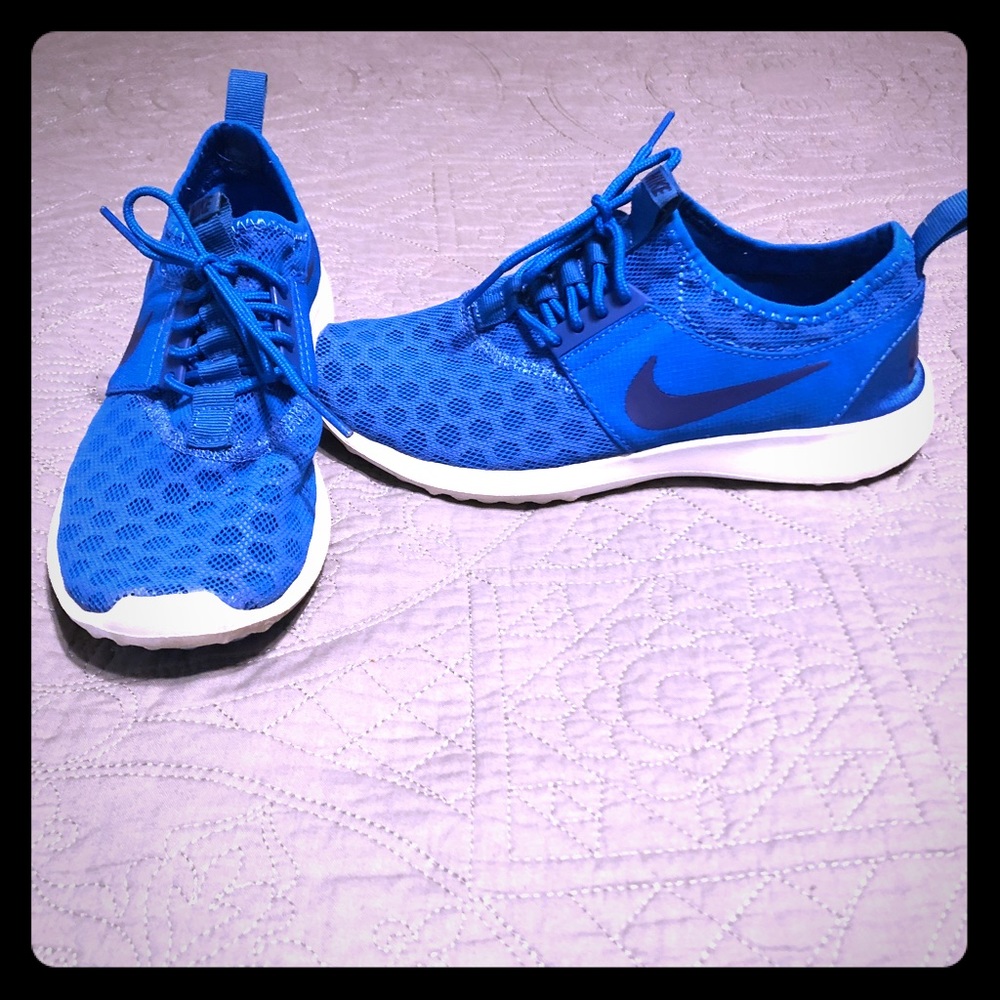 Nike Roshe Flynit Tennis Shoes